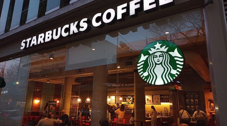 La Corte Suprema dejó sin efecto una condena contra Starbucks por un robo a mano armada dentro de un local y lo admitió como causal de caso fortuito
